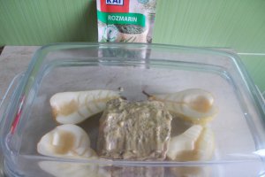 Cotlete de porc, cu pere si rozmarin