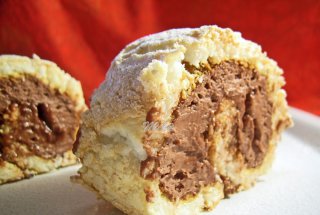 Rulada de bezea cu crema de ciocolata