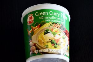 Curry verde thailandez cu pui, ciuperci  si dovlecel
