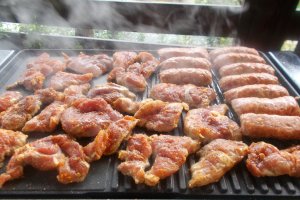 Gratar de porc si pui cu Delikat