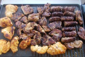 Gratar de porc si pui cu Delikat