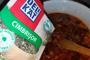 Ciorba de fasole rapida cu cimbrisor si dovlecel