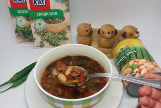 Ciorba de fasole rapida cu cimbrisor si dovlecel