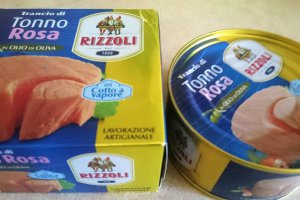 Salata de ton rosu cu porumb si masline