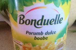 Salata de ton rosu cu porumb si masline
