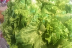 Salata de ton rosu cu porumb si masline