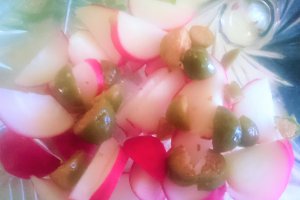 Salata de ton rosu cu porumb si masline