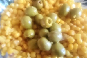 Salata de ton rosu cu porumb si masline
