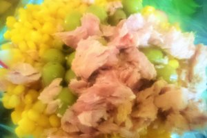 Salata de ton rosu cu porumb si masline