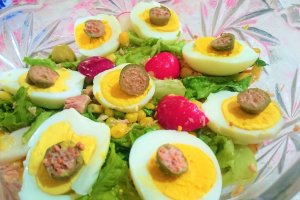 Salata de ton rosu cu porumb si masline
