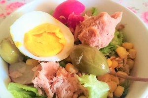 Salata de ton rosu cu porumb si masline