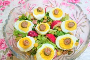 Salata de ton rosu cu porumb si masline