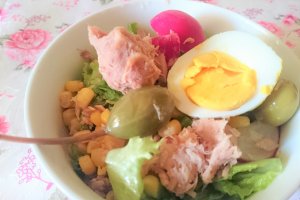 Salata de ton rosu cu porumb si masline