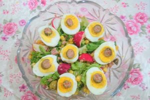 Salata de ton rosu cu porumb si masline