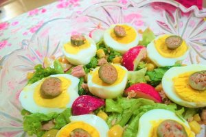Salata de ton rosu cu porumb si masline