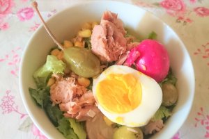 Salata de ton rosu cu porumb si masline