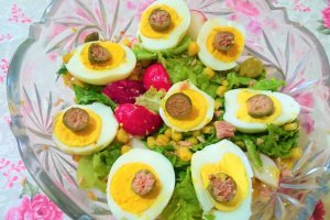 Salata de ton rosu cu porumb si masline