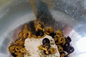 Frigarui din carne tocata cu sos tzatziki, pita cu masline si Delikat