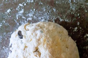 Frigarui din carne tocata cu sos tzatziki, pita cu masline si Delikat