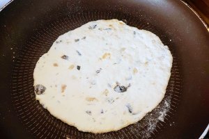 Frigarui din carne tocata cu sos tzatziki, pita cu masline si Delikat