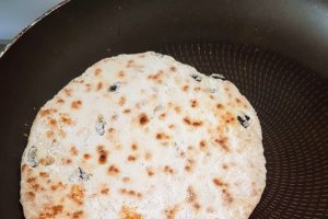 Frigarui din carne tocata cu sos tzatziki, pita cu masline si Delikat