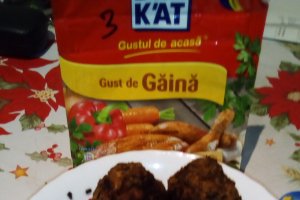 Chiftele de pui cu delikat si omleta cu porumb si masline