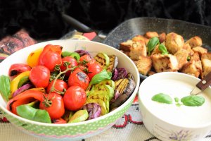 Legume la grill cu sos de branzeturi si crutoane aromate