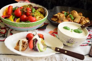 Legume la grill cu sos de branzeturi si crutoane aromate