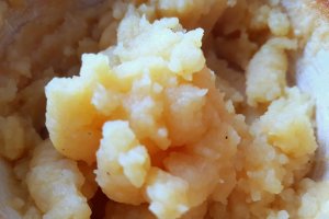 Ciocanele de pui in crusta de susan servite cu piure de cartofi