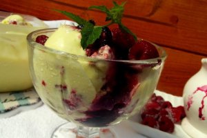 Desert inghetata cu mango si zmeura