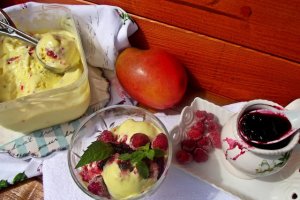 Desert inghetata cu mango si zmeura