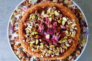 Desert savarina cu apa de trandafiri si cardamom