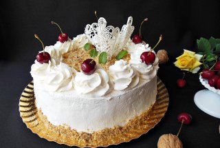 Desert tort cu frisca si nuca