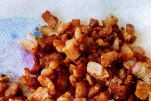 Salata de cartofi cu fasole bruna, carnati si dressing cald de lapte batut si bacon