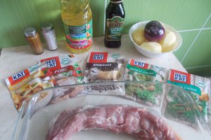 Muschiulet de porc cu ierburi aromatice si cartofi cu sos de cascaval si smantana
