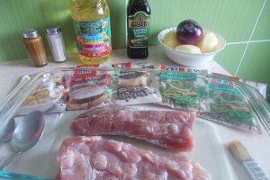 Muschiulet de porc cu ierburi aromatice si cartofi cu sos de cascaval si smantana