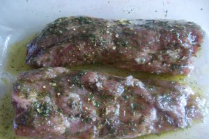 Muschiulet de porc cu ierburi aromatice si cartofi cu sos de cascaval si smantana