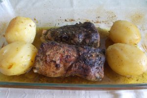 Muschiulet de porc cu ierburi aromatice si cartofi cu sos de cascaval si smantana