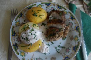 Muschiulet de porc cu ierburi aromatice si cartofi cu sos de cascaval si smantana