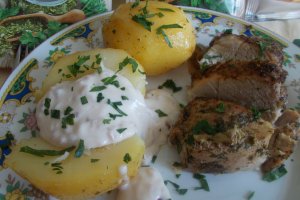 Muschiulet de porc cu ierburi aromatice si cartofi cu sos de cascaval si smantana
