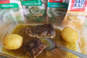 Muschiulet de porc cu ierburi aromatice si cartofi cu sos de cascaval si smantana