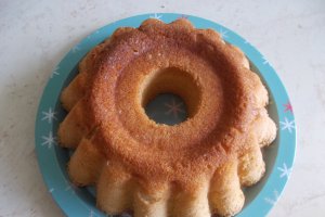 Desert savarina uriasa, cu esenta de rom si peltea de gutui