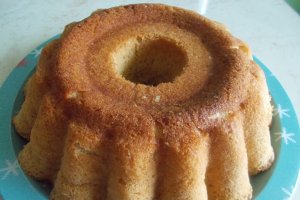 Desert savarina uriasa, cu esenta de rom si peltea de gutui