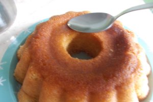 Desert savarina uriasa, cu esenta de rom si peltea de gutui