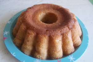 Desert savarina uriasa, cu esenta de rom si peltea de gutui