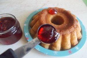 Desert savarina uriasa, cu esenta de rom si peltea de gutui