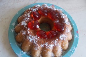 Desert savarina uriasa, cu esenta de rom si peltea de gutui