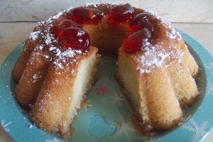Desert savarina uriasa, cu esenta de rom si peltea de gutui