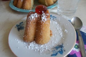 Desert savarina uriasa, cu esenta de rom si peltea de gutui