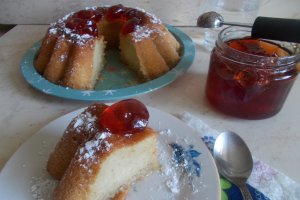 Desert savarina uriasa, cu esenta de rom si peltea de gutui